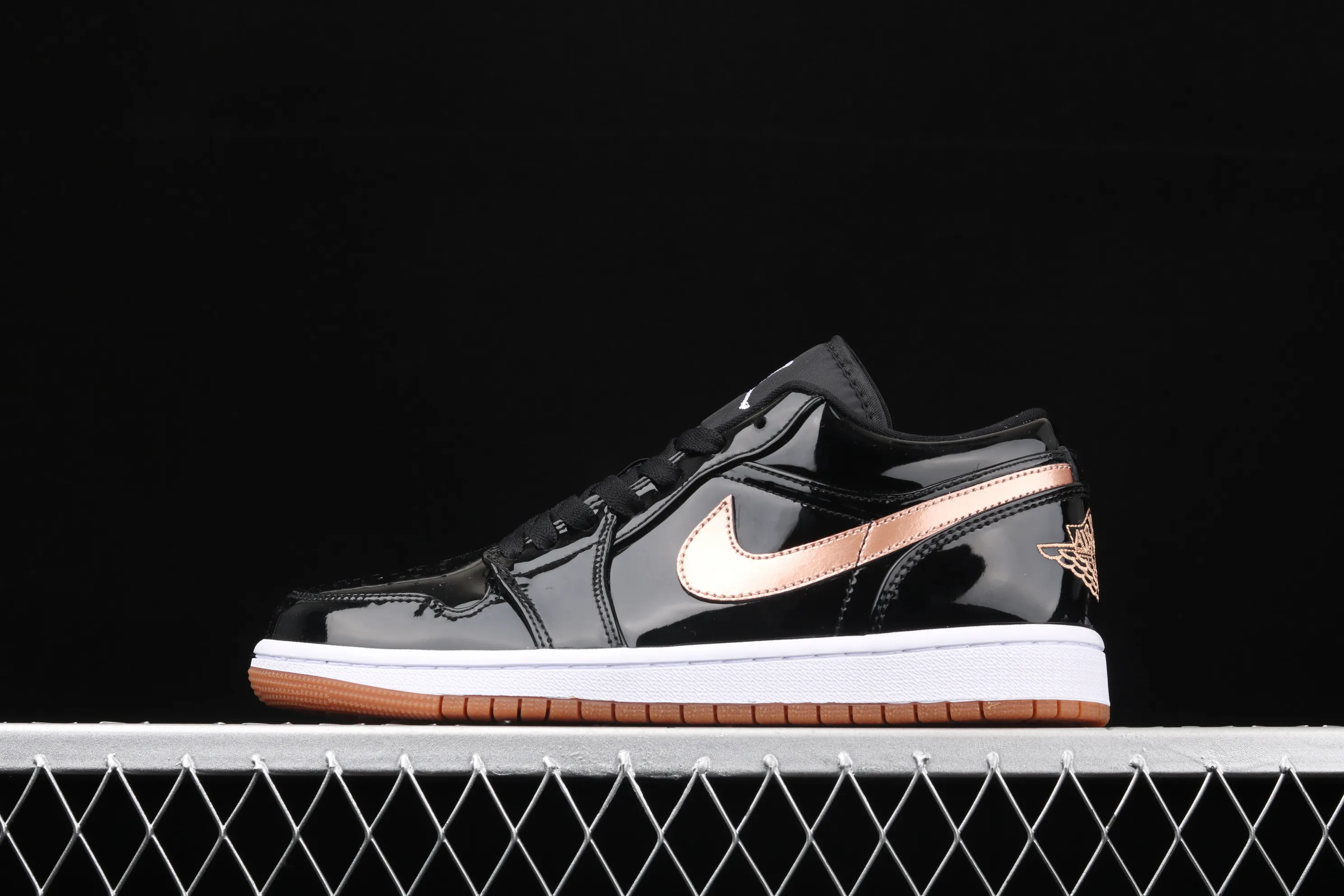 All categories Air Jordan Jordan series basketball shoes Air Jordan 1 Low New version Air Jordan 1 Low AJ1 Joe 1 low-top patent leather black gold cultural and leisure sports sneakers 554723-032